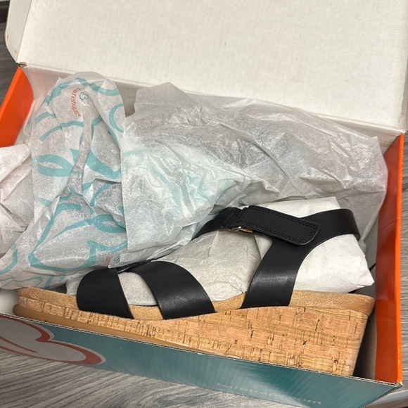 Baretraps Freesia Wedge Sandals - Picture 2 of 6